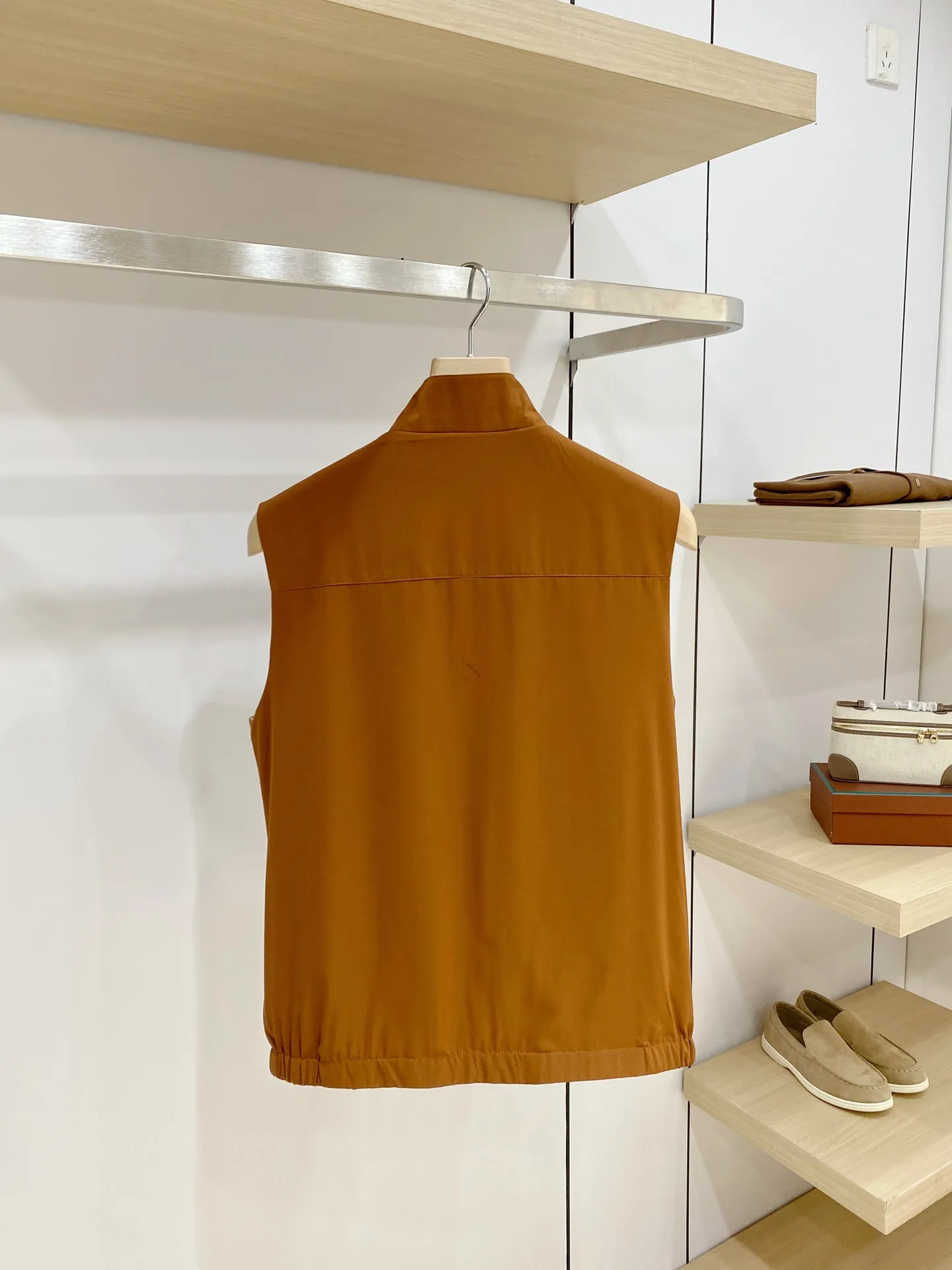 BC Reversible Stand Collar Men's Vest Style: Simple stand collar sleeveless vest, fitted straight cut, elastic hem at the hem, not tight or pressing. The sleeveless design does not restrict arm movement and can be worn both inside and outside. It is suitable for layering shirts, sweaters, and long-sleeved T-shirts. It can be used for business, leisure, and daily travel. It is highly tolerant to a variety of body shapes. Fabric: Made of high-density anti-wrinkle functional fabric, it feels smooth and crisp, has certain windproof properties, is not easy to wrinkle, and is easy to care for. The front and back sides are in different colors, the fabric has the same texture, is light and moderate, and is suitable for the transitional seasons from spring to autumn. Craftsmanship: The metal zipper is smooth and durable, and the zipper pockets on both sides ensure safe and secure placement of items; the exquisite shield-shaped embroidered logo on the chest is low-key and luxurious. The whole piece is neatly cut, the edges and corners are clean, and the workmanship inside and outside is equally exquisite. Lining details (double-sided structure) The two sides can be worn directly outside without a separate lining cloth, and the colors on the two sides are in contrast to each other. The splicing and binding are precision lock-stitched, with no excess threads, and the seams are smooth and snug; the fabric feels delicate, smooth to put on and take off, and will not scratch the inner clothing; the hem is elastic and solid, and will not be easily deformed after repeated pulling. Both sides can be worn independently as fronts to achieve two outfit effects. Color: Cream White/burgundy, caramel/beige gray, Black/Navy Blue, Navy Blue/burgundy, multiple sets of double-sided contrasting colors, the tone is calm and high-end, suitable for all kinds of bottoms. Sizes: M‑4XL